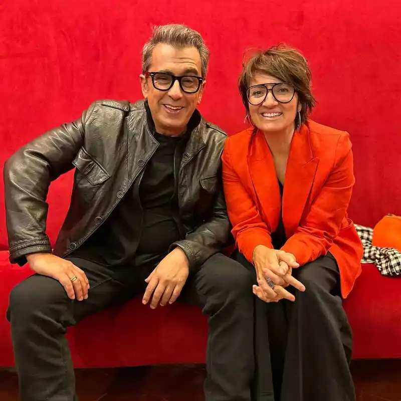 El acogedor salón de Andreu Buenafuente y Silvia Abril: con sofás atemporales, muebles de madera y mucha luz